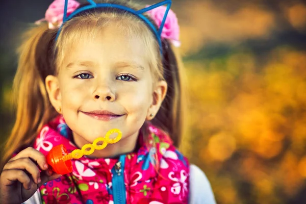 Ganska Liten Flicka Och Såpbubblor Höst Park — Stockfoto