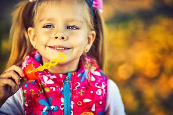 Ganska Liten Flicka Och Såpbubblor Höst Park — Stockfoto