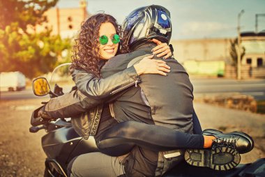 şehvetli kadın ve erkek motosiklet, macera kavramı binmek. Yeni bir maceraya gidelim