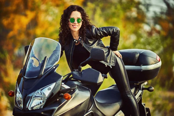 Jonge Vrouw Rijden Motorfiets Stad Portret Van Een Mooie Vrouw — Stockfoto