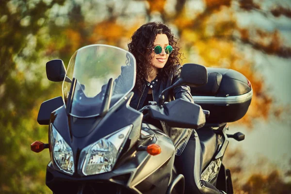 Jovem Mulher Andando Moto Cidade Retrato Uma Mulher Bonita Com — Fotografia de Stock