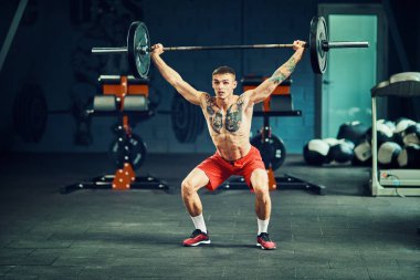 Deadlift ile halter salonunda yapan erkek