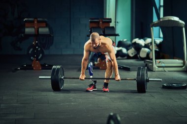 Spor salonunda eğitim genç adam devre dışı.