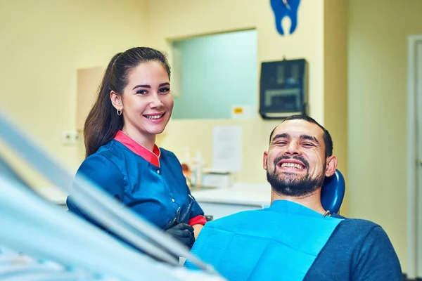 Paziente Sorridente Soddisfatto Uno Studio Dentistico — Foto Stock