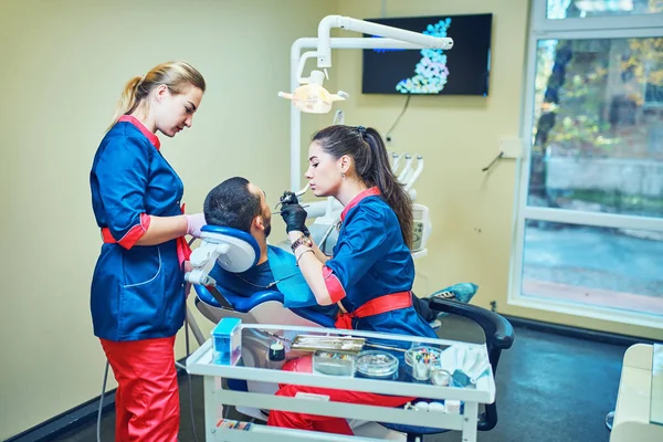 Tandläkare Och Tandsköterska Med Dental Utrustning — Stockfoto