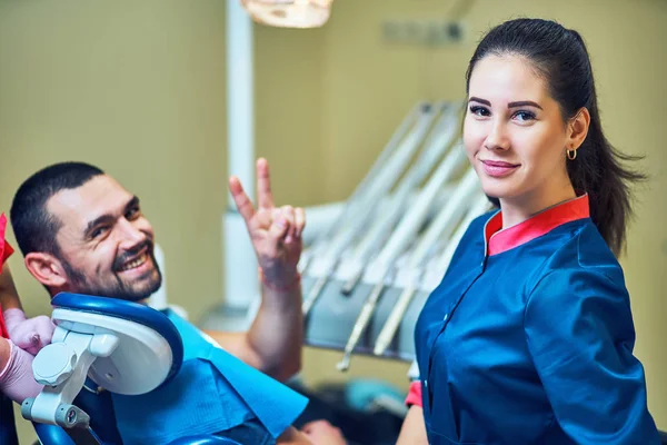 Leende Och Nöjd Patient Tandläkarmottagning — Stockfoto