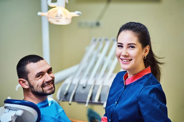 Paziente Sorridente Soddisfatto Uno Studio Dentistico — Foto Stock