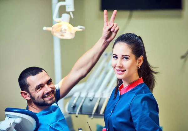 Leende Och Nöjd Patient Tandläkarmottagning — Stockfoto