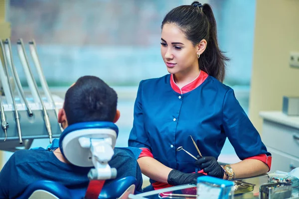 Paciente Sorridente Satisfeito Consultório Odontológico — Fotografia de Stock