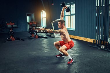 Deadlift ile halter salonunda yapan erkek