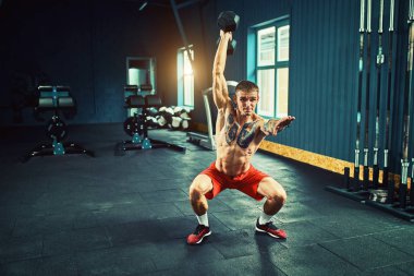 Deadlift ile halter salonunda yapan erkek