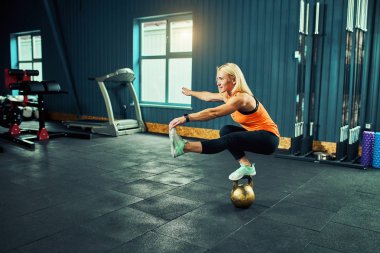 Egzersizleri yapıyor spor salonunda spor kız