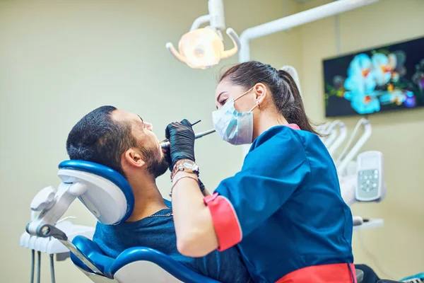 Dentista Enfermera Dental Usando Equipo Dental — Foto de Stock