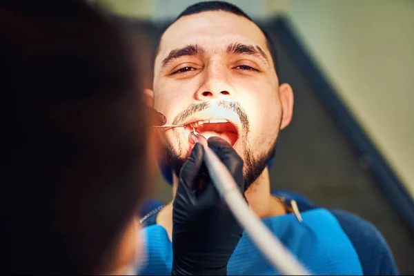 Tandarts Tandheelkundig Verpleegkundige Met Behulp Van Tandheelkundige Apparatuur — Stockfoto