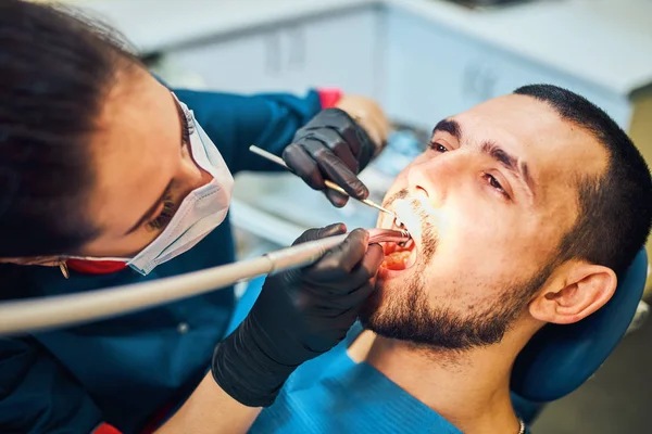 Tandarts Tandheelkundig Verpleegkundige Met Behulp Van Tandheelkundige Apparatuur — Stockfoto