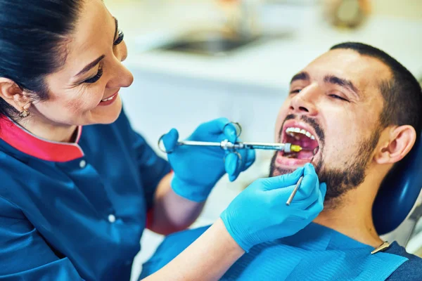 Paciente Sentado Cadeira Dentária Preparando Para Receber Anestesiação Antes Extração — Fotografia de Stock