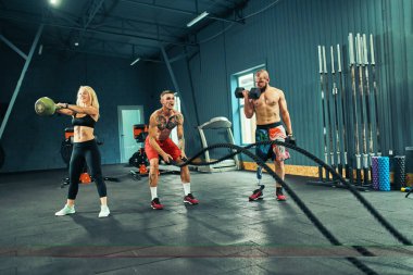 Savaş ip fonksiyonel eğitim fitness salonunda erkeklerle