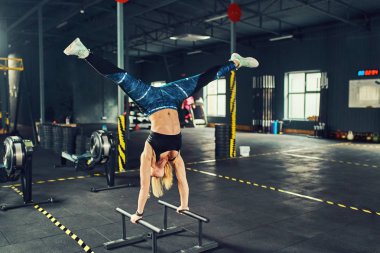 Egzersizleri yapıyor spor salonunda spor kız