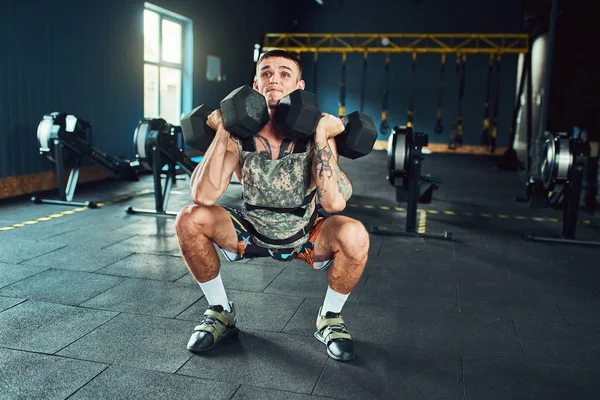 Joven Guapo Atleta Hombre Haciendo Ejercicios Para Los Músculos Las — Foto de Stock