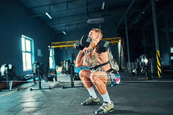 Joven Guapo Atleta Hombre Haciendo Ejercicios Para Los Músculos Las — Foto de Stock