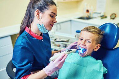 dişlerini tedavi ve modern klinik boşluğunda doldurma diş hekimi