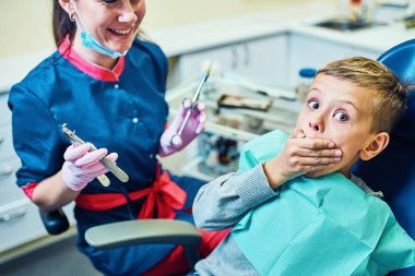 dişlerini tedavi ve modern klinik boşluğunda doldurma diş hekimi