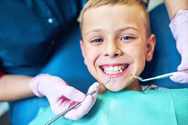 Tandarts Behandeling Van Zijn Tanden Vullen Van Spouw Moderne Kliniek — Stockfoto