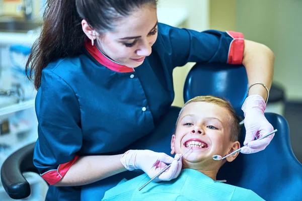 Dentista Curando Denti Riempiendo Cavità Clinica Moderna — Foto Stock