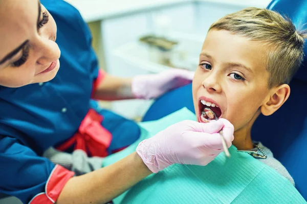 Tandarts Behandeling Van Zijn Tanden Vullen Van Spouw Moderne Kliniek — Stockfoto