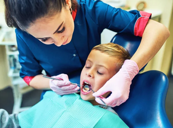 Dentista Curando Denti Riempiendo Cavità Clinica Moderna — Foto Stock