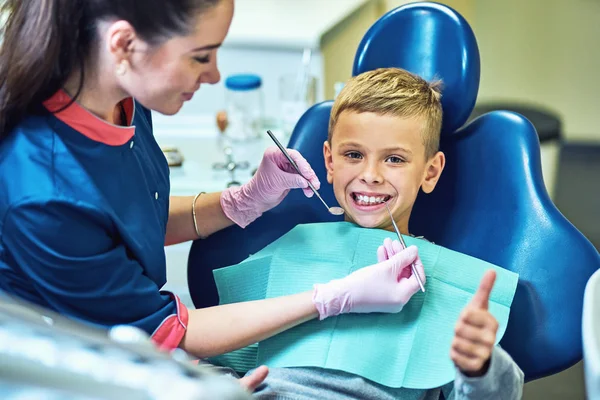 Dentista Curando Denti Riempiendo Cavità Clinica Moderna — Foto Stock