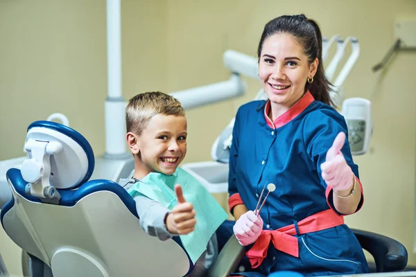 Dentista Curando Denti Riempiendo Cavità Clinica Moderna — Foto Stock