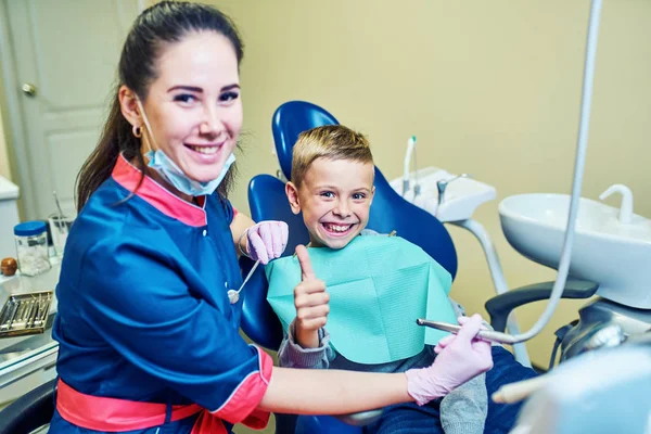 Dentista Curando Denti Riempiendo Cavità Clinica Moderna — Foto Stock