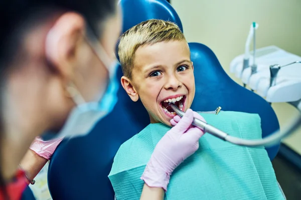 Tandarts Behandeling Van Zijn Tanden Vullen Van Spouw Moderne Kliniek — Stockfoto