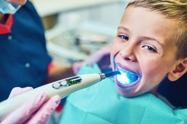 Dentista Curando Denti Riempiendo Cavità Clinica Moderna — Foto Stock