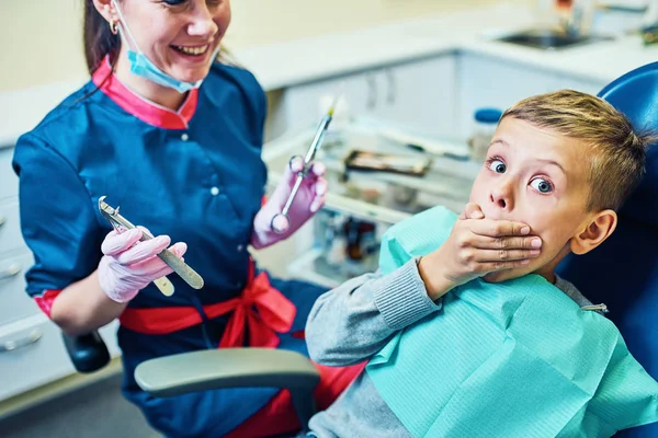 Tandarts Behandeling Van Zijn Tanden Vullen Van Spouw Moderne Kliniek — Stockfoto