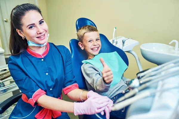 Dentista Curando Denti Riempiendo Cavità Clinica Moderna — Foto Stock