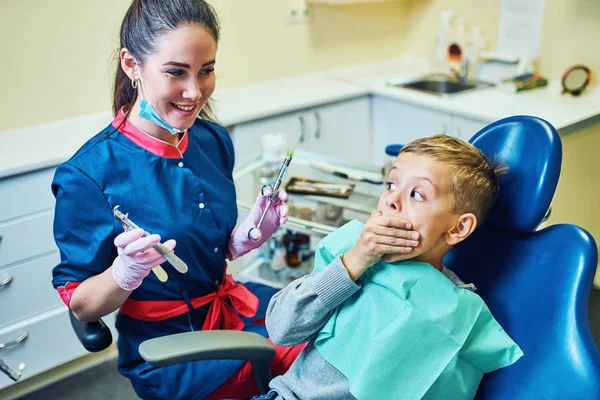 Dentista Curando Denti Riempiendo Cavità Clinica Moderna — Foto Stock