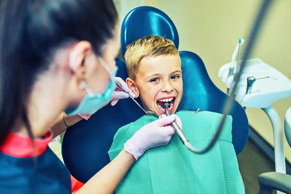 Tandarts Behandeling Van Zijn Tanden Vullen Van Spouw Moderne Kliniek — Stockfoto