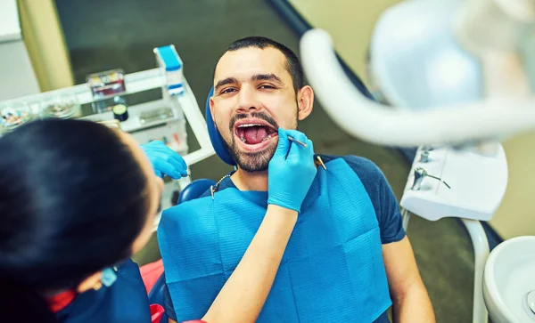 Стоматолог Оглядає Пацієнта Клініці — стокове фото