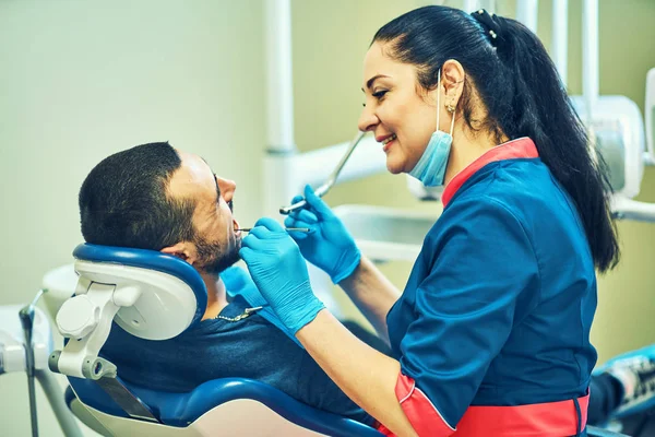 Dentista Enfermeira Dentária Usando Equipamentos Odontológicos — Fotografia de Stock