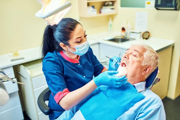 Стоматолог Оглядає Пацієнта Клініці — стокове фото
