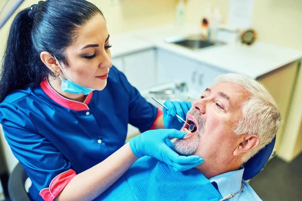 Dentista Examina Paciente Clínica — Fotografia de Stock