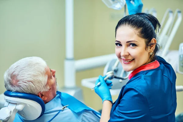 Leende Och Nöjd Patient Tandläkarmottagning — Stockfoto