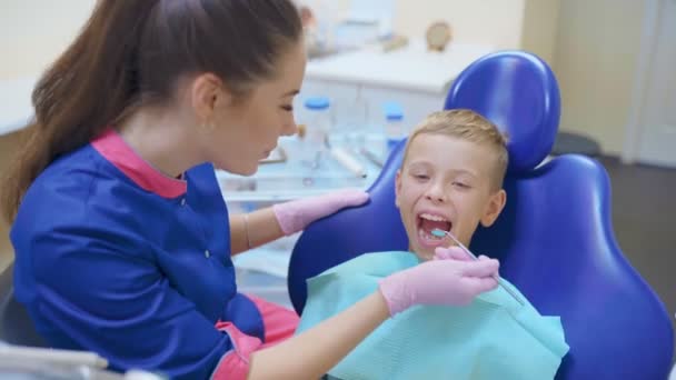 Dentista Tratando Seus Dentes Cavidade Enchimento Clínica Moderna — Vídeo de Stock