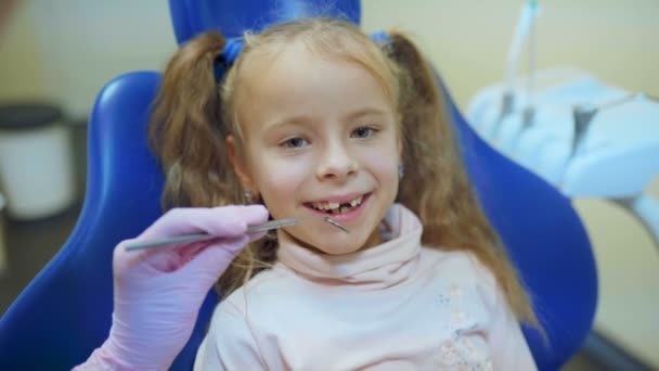 Οδοντίατρο Για Θεραπεία Δόντια Του Και Την Πλήρωση Κοιλότητα Στην — Αρχείο Βίντεο