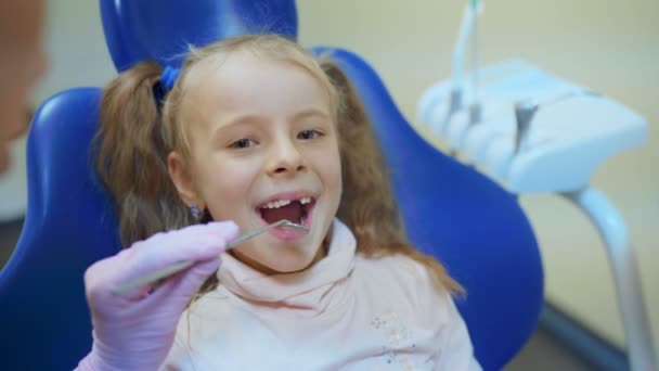 现代临床牙医治疗他的牙齿和充填腔 — 图库视频影像