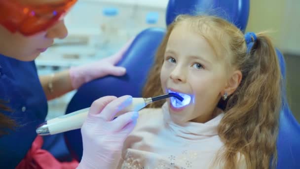 dişlerini tedavi ve modern klinik boşluğunda doldurma diş hekimi