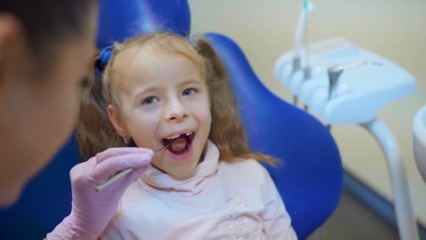 Стоматолог Лікує Зуби Заповнює Порожнину Сучасній Клініці — стокове відео