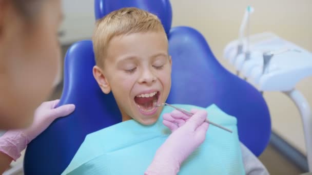 现代临床牙医治疗他的牙齿和充填腔 — 图库视频影像